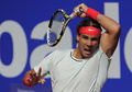 男子テニス、バルセロナ・オープン（Barcelona Open Banc Sabadell 2013）は26日、シングルス準々決勝が行われ、大会第2シードのラファエル・ナダル（Rafael Nadal、スペイン）は6-2、6-0でスペインのアルベルト・ラモス（Albert Ramos）を退け準決勝に進出した。

リターンを打つラファエル・ナダル（2013年4月26日撮影）。(c)AFP/JOSEP LAGO