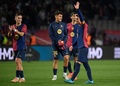 24-25スペイン1部リーグ第10節、FCバルセロナ対セビージャFC。試合後、客席に手を振るFCバルセロナのガビ（右、2024年10月20日撮影）。(c)Josep LAGO/ AFP
