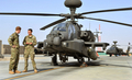 アフガニスタンのバスティオン基地（Camp Bastion）に到着し、英陸軍のヘリコプターパイロットとして任務を開始した英国のヘンリー王子（Prince Harry）。アフガニスタンの旧支配勢力タリバン（Taliban）は10日、ヘンリー王子を断固として殺害すると述べた（2012年9月7日撮影）。(c)AFP/JOHN STILLWELL