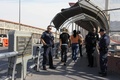 米テキサス州エルパソの国境で警備を行う税関国境警備局の職員ら（2018年6月15日撮影）。AFP PHOTO / Herika Martinez