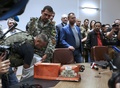 ウクライナ東部ドネツク（Donetsk）で、マレーシア当局にマレーシア航空（Malaysia Airlines）MH17便のブラックボックスを引き渡す親ロシア派武装勢力（2014年7月22日撮影）。(c)AFP