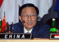 インドネシア・バリ島のヌサドゥア（Nusa Dua）で開かれたアジア開発銀行（Asian Development Bank、ADB）の年次総会後の記者会見で演説する中国の謝旭人（Xie Xuren）財政相（2009年5月3日撮影）。(c)AFP/Sonny TUMBELAKA