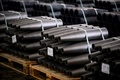 ウクライナ軍も使用しているフランス製榴弾（りゅうだん）砲「カエサル」の155ミリ砲弾。フランス国内の工場で（2023年4月4日撮影、資料写真）。(c)Lionel BONAVENTURE / AFP