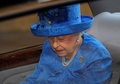 英ロンドンで、議会の開会演説に先立ち国会議事堂に到着したエリザベス女王（2017年6月21日撮影）。(c)AFP/TOBY MELVILLE