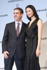 東京・新宿のパークハイアット東京で開催されたダイヤモンドブランド「フォーエバーマーク（Forevermark）」主催の「フォーエバーマーク賞」授賞式に出席した女優の小雪（Koyuki）ととディビット・ラドリンインターナショナル・マーケッツ・ディレクター（2010年9月9日撮影）。(c)MODE PRESS