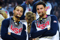 FIBAバスケットボール・ワールドカップ（FIBA Basketball World Cup 2014）決勝、米国対セルビア。優勝を喜ぶ米国のスティーブン・カリー（Stephen Curry、左）とクレイ・トンプソン（Klay Thompson、2014年9月14日撮影）。(c)AFP/JAVIER SORIANO