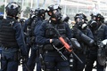 香港で、抗議デモ参加者への対応の準備をする警察官（2019年10月1日撮影）。(c)AFP/Mohd RASFAN