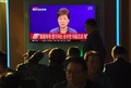 韓国・ソウルの鉄道駅で、朴槿恵大統領の謝罪を伝えるニュースを見る人々（2016年10月25日撮影）。(c)AFP/JUNG YEON-JE
