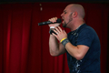 パフォーマンスを行う同バンドのフロントマン、クリス・ドートリー（%%Chris Daughtry%%）。(c)AFP/Getty Images Harry How