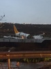 トルコ・イスタンブールのサビハ・ギョクチェン空港で、滑走路から外れたペガサス航空のボーイング737型旅客機（2020年2月5日撮影）。(c)Muhammed DEMIR / AFP