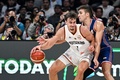 FIBAバスケットボール・ワールドカップ決勝、ドイツ対セルビア。セルビアのボグダン・ボグダノビッチ（右）のマークを受けるドイツのフランツ・ワグナー（2023年9月10日撮影）。(c)SHERWIN VARDELEON / AFP