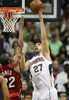08-09NBA東カンファレンスプレーオフ1回戦、アトランタ・ホークス（%%Atlanta Hawks%%）対マイアミ・ヒート（%%Miami Heat%%）第7戦。試合はジョー・ジョンソン（%%Joe Johnson%%）が27得点を記録し、ホークスが91-78で勝利し、対戦戦績を4勝3敗として同準決勝へ進んだ。ホークスは準決勝でレブロン・ジェームズ（%%LeBron James%%）率いるクリーブランド・キャバリアーズ（%%Cleveland Cavaliers%%）と対戦する。写真はジェイムス・ジョーンズ（%%James Jones%%）のブロックをかわして得点を狙うホークスのザザ・パチューリア（%%Zaza Pachulia%%、右）。（2009年5月3日撮影）(c)AFP/Getty Images/Doug Benc
