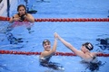 リオデジャネイロ五輪・競泳女子100メートル平泳ぎでの勝利を銅メダルの米国のケイティ・マイリ（中央）と喜ぶ金メダルの米国のリリー・キング（右）を見る、ドーピング問題の渦中にあるロシアのユリア・エフィモワ（左）。(c)AFP/Martin Bureau
