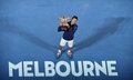 全豪オープンテニス、男子シングルス決勝。表彰式でトロフィーを掲げるノバク・ジョコビッチ（2016年1月31日撮影）。(c)AFP/SAEED KHAN