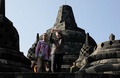 インドネシア・中ジャワ州マゲランにあるボロブドゥール寺院を訪問し、写真を撮影される天皇陛下（2023年6月22日撮影）。(c)TIAWAN / AFP