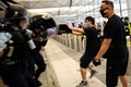 香港空港で、民主派のデモ隊ともみ合う警察官（2019年8月13日撮影）。(c)Manan VATSYAYANA / AFP