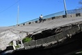 ウクライナ・ハルキウ州で、ロシア軍の攻撃の被害を受けた橋を自転車で渡る人（2022年5月5日撮影）。(c)SERGEY BOBOK / AFP