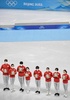 北京冬季五輪、フィギュアスケート団体戦。表彰式で大会マスコットを手にする日本の選手（2022年2月7日撮影）。(c)SEBASTIEN BOZON / AFP