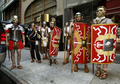 2007年10月8日、毎年恒例「コロンブス・デー（Columbus Day）」の日に、ニューヨークの五番街で開かれるパレードに参加する人々。(c)AFP/TIMOTHY A. CLARY