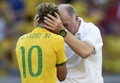 サッカーW杯ブラジル大会（2014 World Cup）決勝トーナメント1回戦、ブラジル対チリ。PK戦を制して感極まるネイマール（Neymar da Silva Santos Junior、左）と抱擁を交わすブラジルのルイス・フェリペ・スコラーリ（Luiz Felipe Scolari）監督（2014年6月28日撮影）。(c)AFP/JUAN MABROMATA