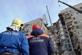 ロシアのマグニトゴルスクで、ガス爆発のあった現場で活動する救助隊員ら。同国非常事態省提供（2019年1月2日撮影）。(c)AFP PHOTO / RUSSIAN EMERGENCY SITUATIONS MINISTRY