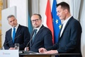 オーストリア・ウィーンで会見に臨むアレクサンダー・シャレンベルク首相（中央、2021年11月14日撮影）。(c)GEORG HOCHMUTH / APA / AFP