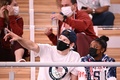 東京五輪、体操男子個人総合の競技会場に姿を見せたシモーネ・バイルス（右、2021年7月28日撮影）。(c)Martin BUREAU / AFP