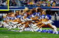 13NFL第15週、ダラス・カウボーイズ（Dallas Cowboys）対グリーンベイ・パッカーズ（Green Bay Packers）。パフォーマンスを披露するダラス・カウボーイズのチアリーダー（2013年12月15日撮影）。(c)AFP/Getty Images/Tom Pennington
