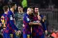 19-20スペイン1部リーグ第10節、FCバルセロナ対レアル・マドリード。試合後に肩を組むFCバルセロナのリオネル・メッシ（右）とジョルディ・アルバ（中央、2019年12月18日撮影）。(c)JOSE JORDAN / AFP