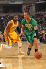 14-15NBA、インディアナ・ペイサーズ対ボストン・セルティックス。インディアナ・ペイサーズのCJ・マイルズ（左）にドライブを仕掛けるボストン・セルティックスのエイブリー・ブラッドリー（2015年3月14日撮影）。(c)AFP/Getty Images/NBAE/Ron Hoskins