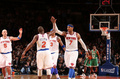 12-13NBAは23日、プレーオフ1回戦（7回戦制）第2戦が行われ、ニューヨーク・ニックス（New York Knicks）は87-71でボストン・セルティックス（Boston Celtics）を下し、対戦成績を2勝0敗とした。

チームメイトのレイモンド・フェルトン（Reymond Felton、中央左）とハイファイブを交わすニューヨーク・ニックスのカーメロ・アンソニー（Carmelo Anthony、右、2013年4月23日撮影）。(c)AFP/Getty Images/NBAE/Nathaniel S. Butler