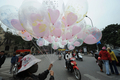 2008年2月13日、ベトナムの首都ハノイ（Hanoi）で、中にハート形の小さな風船の入った白い風船を売り歩く露天商。(c)AFP/HOANG DINH Nam