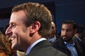 フランス大統領選の候補（当時）エマニュエル・マクロン氏（手前）の近くに控えた警護責任者のアレクサンドル・ベナラ容疑者（右奥）。仏西部ルマンで行われた選挙集会にて（2016年10月11日撮影、資料写真）。(c)AFP PHOTO / JEAN-FRANCOIS MONIER