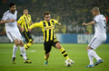サッカー欧州チャンピオンズリーグ2012-13（UEFA Champions League 2012-13）は24日、グループリーグ第3節の試合が各地で行われ、グループDのボルシア・ドルトムント（Borussia Dortmund）は2-1でレアル・マドリードReal Madrid）に勝利した。

レアル・マドリードのペペ（Pepe、右）とシャビ・アロンソ（Xabi Alonso、左）の間を突破するボルシア・ドルトムントのマリオ・ゲッツェ（Mario Goetze、中央、2012年10月24日撮影）。(c)AFP/ODD ANDERSEN