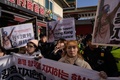 韓国・ソウルの中国大使館周辺をデモ行進し、香港の民主派デモへの連帯を示す学生たち（2019年11月19日撮影）。(c)Ed JONES / AFP