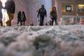米ニューヨークのタイムズスクエアで、大雪の中を歩く人々（2015年1月26日撮影）。(c)AFP/JEWEL SAMAD