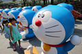 人気キャラクター「ドラえもん」の人形（2015年7月27日撮影）。(c)YOSHIKAZU TSUNO / AFP