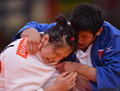 ロンドン五輪、柔道女子70キロ級準々決勝。中国の陳飛（Chen Fei、チェン・フェイ、右）と対戦する日本の田知本遥（Haruka Tachimoto、2012年8月1日撮影）。(c)AFP/JOHANNES EISELE