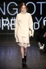 米ニューヨーク市内で発表された「DKNY」15/16年秋冬コレクション（2015年2月15日撮影）。(c)AFP/Getty Images/Neilson Barnard