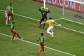 サッカーW杯ブラジル大会（2014 World Cup）グループA、ブラジル対カメルーン。チーム3得点目を挙げるブラジルのフレッジ（Fred、中央、2014年6月23日撮影）。(c)AFP/EVARISTO SA