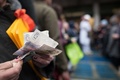 英ロンドンの食肉市場スミスフィールド・マーケットで行われたクリスマスイブ伝統の肉の競り売りの様子（2015年12月24日撮影）。(c)AFP/LEON NEAL