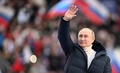 ロシアのクリミア併合から8年の関連行事で、手を振るウラジーミル・プーチン大統領。モスクワのルジニキ・スタジアムで（2022年3月18日撮影）。(c)Ramil SITDIKOV / POOL / AFP
