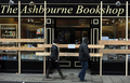 英イングランド中部ダービーシャー（Derbyshire）州アッシュボーン（Ashbourne）で21日から2日間、恒例のフットボール大会、｢ロイヤル・シュローブタイド・フットボール（Royal Shrovetide Football）｣が行われた。
　
　毎年、キリスト教「灰の水曜日（Ash Wednesday）」に行われる、このフットボール大会は、町全体をピッチに見立て、約5キロ離れたゴールを目指し、数千人の住民がひとつのボールを追いかけて町中を走り回る豪快なスポーツで、数世紀をさかのぼる伝統を持つ。

　アッシュボーンの住民たちは、街の真ん中を流れるヘンモア（Henmore）川を境に、｢アッパーズ（Up’ards、上手チーム）｣と｢ダウナーズ（Down’Ards、下手チーム）｣に別れて試合を行う。

　写真は、大会に備えて防護柵を打ち付けた書店（2012年2月21日撮影）。(c)AFP/PAUL ELLIS