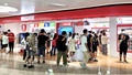 国慶節連休中、買い物客でにぎわうスイッチの正規販売店（2022年10月5日撮影）。(c)Xinhua News
