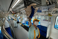 埼玉県所沢市にある西武鉄道の小手指車両基地で、新型コロナウイルスの感染拡大防止のため電車内を消毒する職員ら（2020年5月15日撮影）。(c)Kazuhiro NOGI / AFP