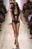 ニューヨーク市内で発表されたエルベ・レジェ バイ マックスアズリア（Herve Leger By Max Azria）の09年春夏コレクション（2008年9月7日撮影）。(c)AFP/Getty Images/Scott Gries