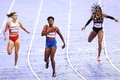 パリ五輪、陸上女子400メートル決勝。フィニッシュする（左から）ポーランドのナタリア・カチュマレク、ドミニカ共和国のマリレイディ・パウリノ、英国のアンバー・アニング（2024年8月9日撮影）。(c)Anne-Christine POUJOULAT / AFP