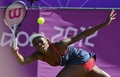 ロンドン五輪は1日、ウィンブルドン（Wimbledon）でテニスの女子シングルス3回戦が行われ、米国のヴィーナス・ウィリアムス（Venus Williams）は6-7、6-7で大会第7シードのアンジェリーク・クルベール（Angelique Kerber、ドイツ）に敗れた。

リターンを打つヴィーナス・ウィリアムス（2012年8月1日撮影）。(c)AFP/Luis Acosta