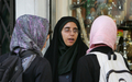 2007年7月23日、テヘラン市内で若者に話しかける女性警官。(c)AFP PHOTO/Behrouz MEHRI