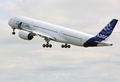仏南西部トゥールーズ（Toulouse）で、試験飛行に飛び立つ欧州航空機大手エアバス（Airbus）の次世代旅客機「A350」（2013年6月14日撮影）。(c)AFP/ERIC CABANIS